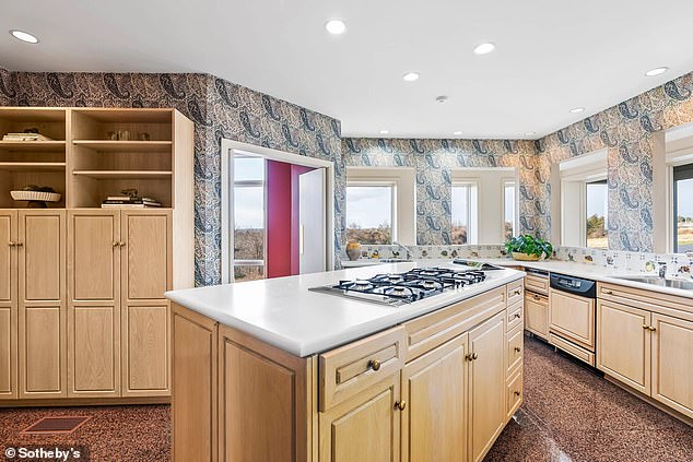 تمتد أرضيات الجرانيت في جميع أنحاء المطبخ مع ورق حائط ملفت للنظر