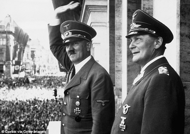 كان جورنج (على اليمين) جزءًا من الدائرة الداخلية لهتلر والذي أصبح فيما بعد أعلى مسؤول نازي تمت محاكمته في نورمبرج.