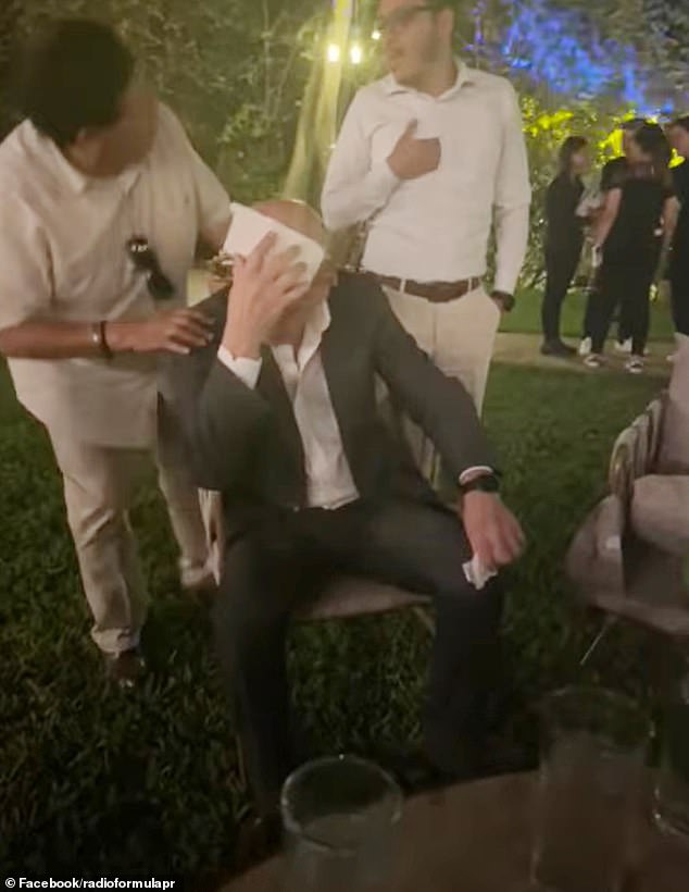 رجل يحمل منديلًا فوق رأسه بعد أن أصيب بالمرض في حفل زفاف في المكسيك يوم السبت بسبب طعام ملوث