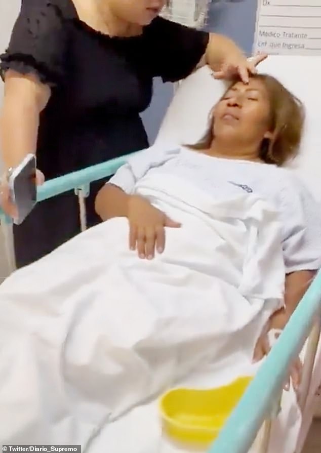 وشوهدت امرأة مستلقية على سرير المستشفى بعد أن مرضت بسبب حضورها حفل الزفاف