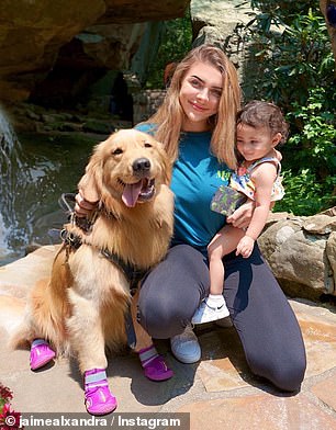 خايمي مع ابنتها وكلب الخدمة ايفرست