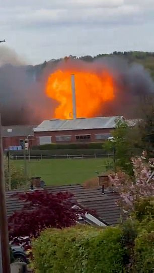 تم استدعاء رجال الإطفاء من خدمة الإطفاء والإنقاذ في شمال ويلز لإخماد حريق في منطقة الإنتاج بمصنع Synthite الواقع على طريق Denbigh Road، Mould، Flintshire في الساعة 2.06 ظهرًا اليوم.