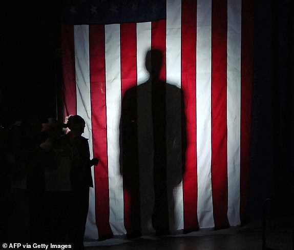 الرئيس الأمريكي السابق والمرشح الرئاسي الجمهوري دونالد ترامب يصل إلى حدث انتخابي في مركز اكسبو مقاطعة واوكيشا في واوكيشا، ويسكونسن في 1 مايو 2024. (تصوير Alex Wroblewski / AFP) (تصوير ALEX WROBLEWSKI / AFP عبر Getty Images)
