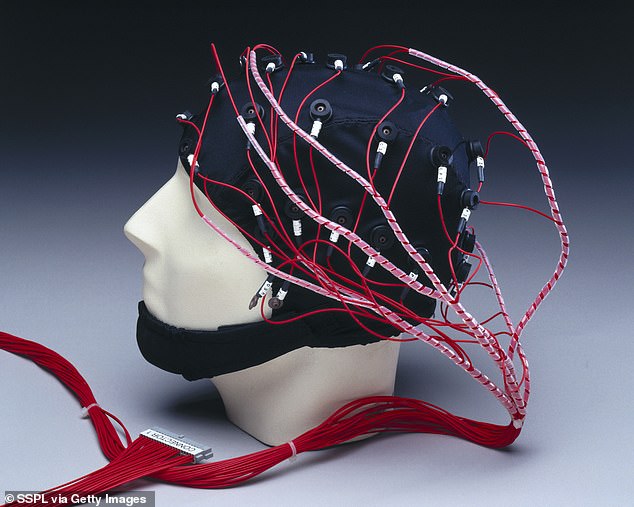 تخطيط كهربية الدماغ (EEG) هو وسيلة لتسجيل النشاط الكهربائي للدماغ الذي يتضمن أقطاب كهربائية موضوعة على طول فروة الرأس (صورة أرشيفية)