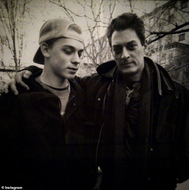 يظهر دانييل أوستر في صورة مع والده بول، في لقطة من سنوات مراهقته