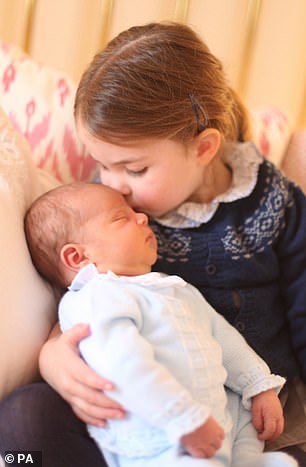 بالنسبة للصورة التي تحتفل بعيد ميلادها الثالث، التقطت الأميرة شارلوت مع شقيقها الأمير لويس