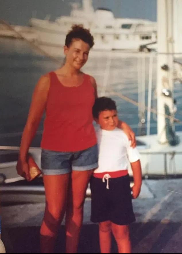 بعد إجلائه برافعة رافعة في أكتوبر 2020، قالت والدته ليزا (في الصورة معًا عندما كان جيسون طفلاً) لـ MailOnline إن وزن ابنها زاد بعد إصابته ببعض مشاكل الصحة العقلية.