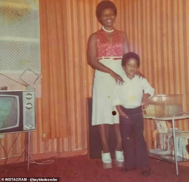 جاي، الذي اشتهر بتقديم برنامج The Repair Shop على قناة بي بي سي، نشأ في هاكني مع والدته باربرا (في الصورة)