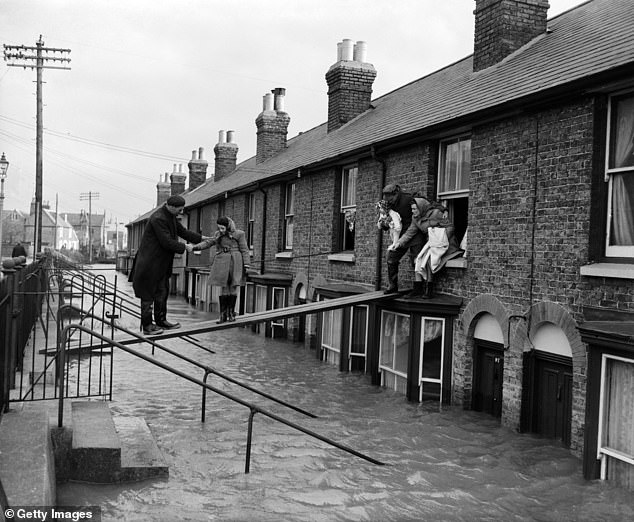 تم إنشاء الحاجز بسبب فيضان بحر الشمال الكبير عام 1953، والذي أودى بحياة 326 شخصًا على الأرض عندما ضرب الساحل الشرقي لبريطانيا.  في الصورة، سكان وايتستابل، كينت