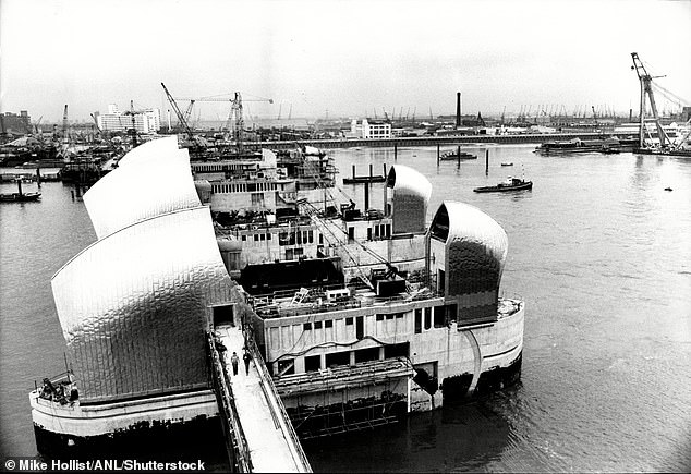 حاجز فيضانات نهر التايمز قيد الإنشاء في عام 1980، قبل أربع سنوات من تشغيله وبدء حماية لندن