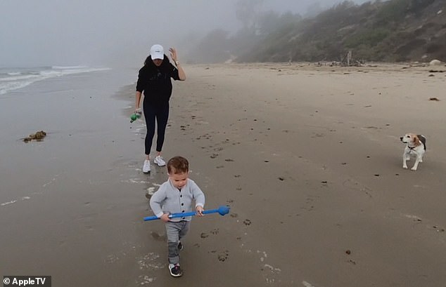 آرتشي يمشي على طول الشاطئ مع والدته وحيوانهم الأليف جاي