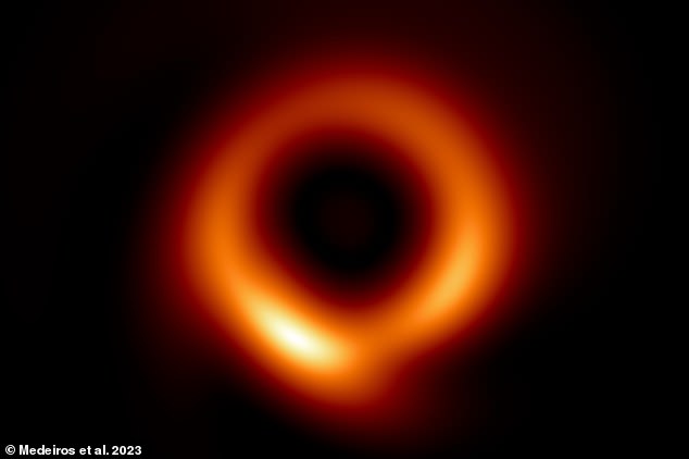 في الصورة الثقب الأسود الموجود في قلب مجرة ​​مسييه 87 (M87).  تم إصدار الصورة المذهلة في وقت سابق من هذا العام