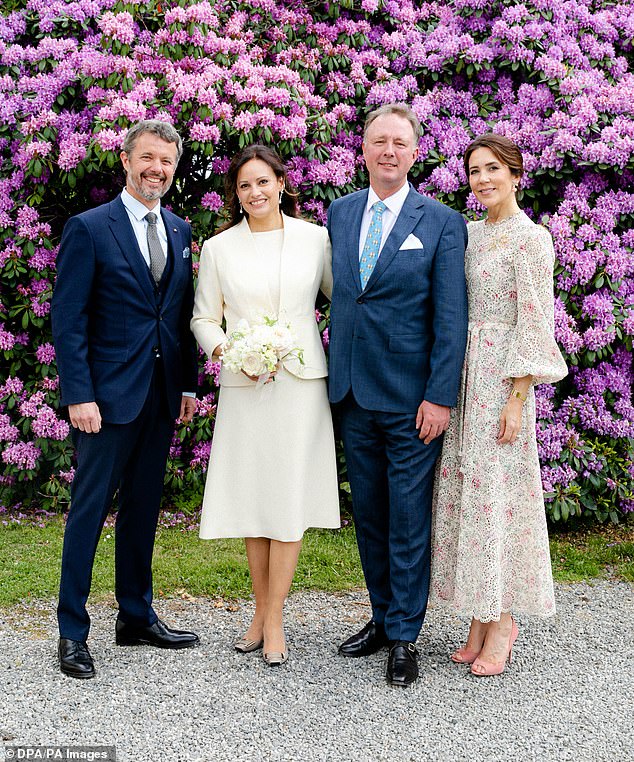 حضر ولي العهد الأمير فريدريك (أقصى اليسار) والأميرة ماري (أقصى اليمين) حفل زفاف الزوجين في قلعة بيرلبورغ في ألمانيا
