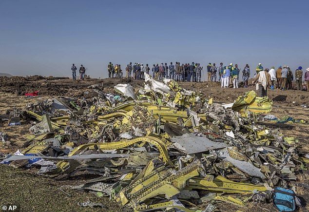 حطام طائرة الخطوط الجوية الإثيوبية بوينغ 737-ماكس في 11 مارس 2019. تحطمت الطائرة بعد ست دقائق من إقلاعها، مما أسفر عن مقتل جميع ركابها البالغ عددهم 157 راكبا