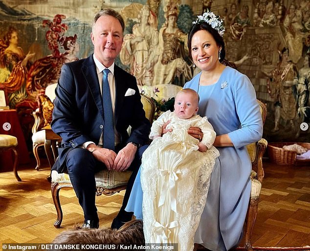 تُظهر صور التعميد، التي شاركها حساب العائلة المالكة على إنستغرام، العرابين الفخورين يبتسمون لالتقاط صورة مع الوالدين الجدد وابنهما البالغ من العمر شهرين.