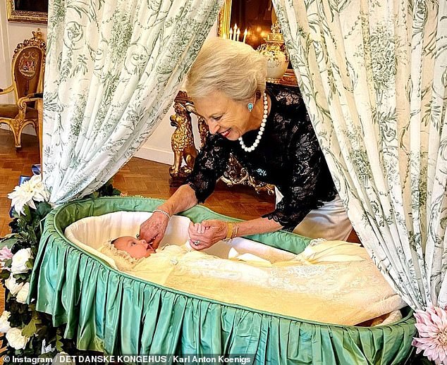 تظهر لقطة أخرى جميلة الأميرة بينيديكت وهي معجبة بحفيدها في سرير أطفال وهي تضغط على خده باعتزاز أثناء التعميد العام الماضي
