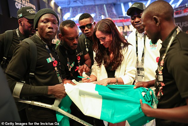 ميغان ماركل توقع علم نيجيريا في ألعاب Invictus في دوسلدورف في 13 سبتمبر من العام الماضي