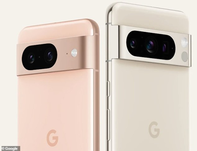 تميل Google إلى تثبيت تطبيق Phone by Google مسبقًا على هواتف Pixel الذكية الخاصة بها.  في الصورة، سيتم إصدار Pixel 8 وPixel 8 Pro في عام 2023