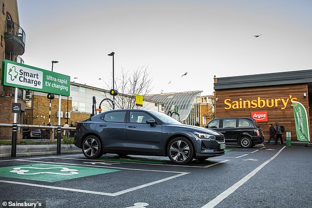 أطلقت شركة Sainsbury علامتها التجارية الخاصة لشحن السيارات الكهربائية في يناير، لتصبح أول سوبر ماركت في المملكة المتحدة يقدم ويدير شبكة شحن السيارات الكهربائية الخاصة به.