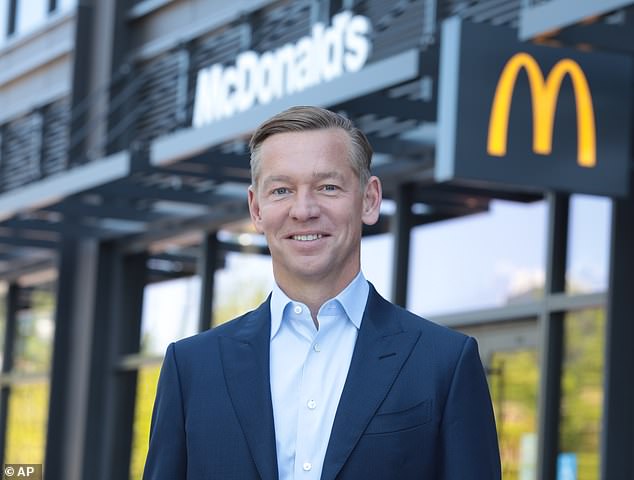 علق الرئيس التنفيذي لشركة ماكدونالدز، كريس كيمبكزينسكي (في الصورة) في مكالمة أرباح الأسبوع الماضي: 