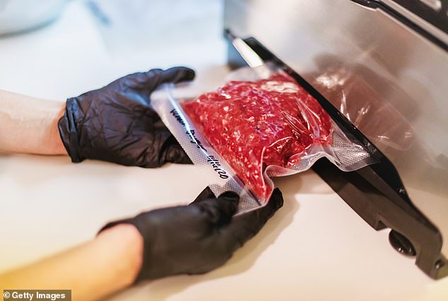يقول المدافعون عن اللحوم المصنعة في المختبر إنها خالية من الدهون وآمنة ومغذية ولا تضر الكوكب