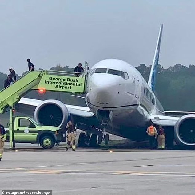 انحرفت طائرة بوينج 737 ماكس تابعة لشركة يونايتد إيرلاينز عن المدرج وسقطت على العشب عند خروجها من المدرج في مطار جورج بوش في هيوستن (في الصورة)