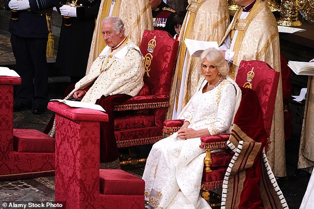 تم تصوير الملك والملكة وهما جالسان على كراسيهما العقارية التي تم تجديدها حديثًا