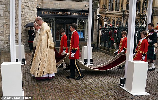وصول الملك تشارلز الثالث إلى كنيسة وستمنستر مرتديًا نفس رداء جورج السادس