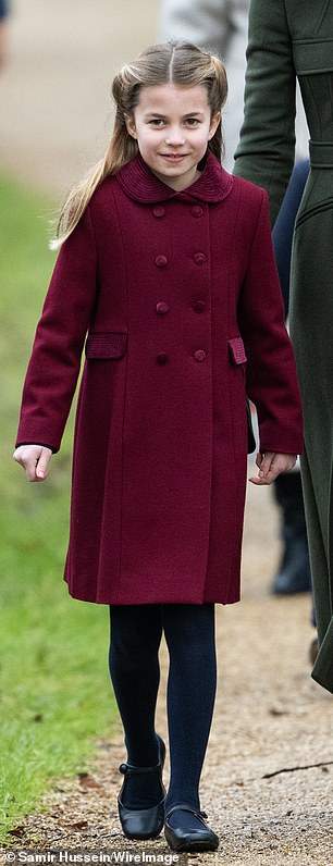 ارتدت شارلوت معطف Trotters باللون العنابي في قداس عيد الميلاد في كنيسة ساندرينجهام في عام 2022