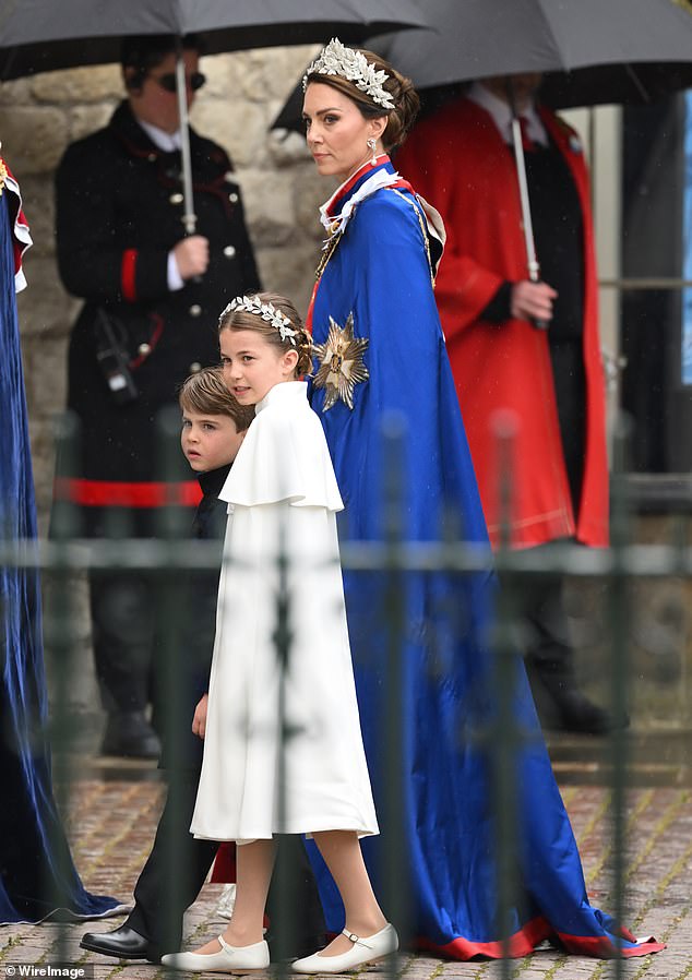 عرضت شارلوت ووالدتها أغطية للرأس من تصميم جيس كوليت وألكسندر ماكوين، في حفل تتويج الملك تشارلز الثالث وكاميلا