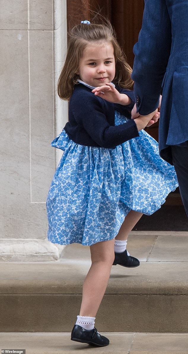 ارتدت شارلوت فستانًا من تصميم صديقة كيت القديمة أليس أفينيل حيث تم التقاطها وهي تلوح للمصورين خارج جناح ليندو في عام 2018