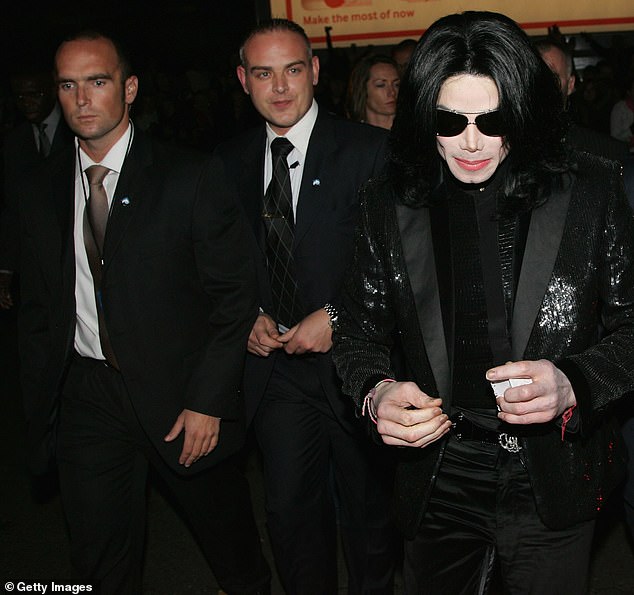 كان سايمون (أقصى اليسار) من بين خمسة خبراء تم استدعاؤهم لمرافقة ملك البوب ​​إلى جوائز الموسيقى العالمية في عام 2006 لأن مستوى شهرته جعل من الصعب عليه التحرك.