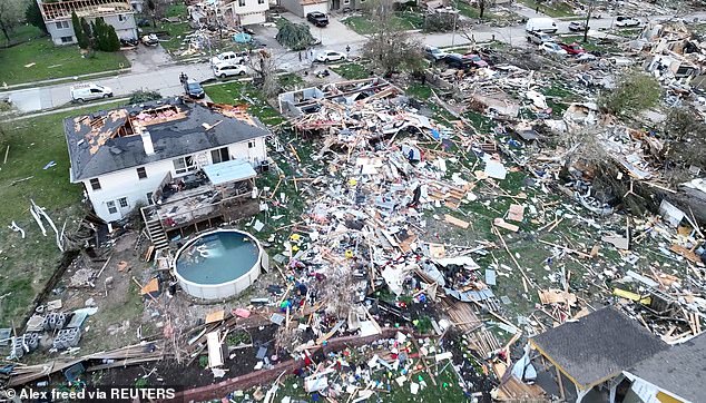 صورة من طائرة بدون طيار تظهر أشخاصًا يتفقدون موقع المباني المتضررة في أعقاب إعصار في أوماها، نبراسكا في 26 أبريل