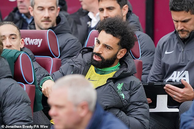 ولم يبدو صلاح سعيدًا بتواجده على مقاعد بدلاء ليفربول للمرة الثانية في آخر ثلاث مباريات في الدوري الإنجليزي الممتاز