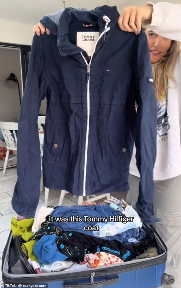 حصلت الشخصية المؤثرة على معطف من ماركة Tommy Hilfiger، والذي يُباع بسعر 100 جنيه إسترليني تقريبًا