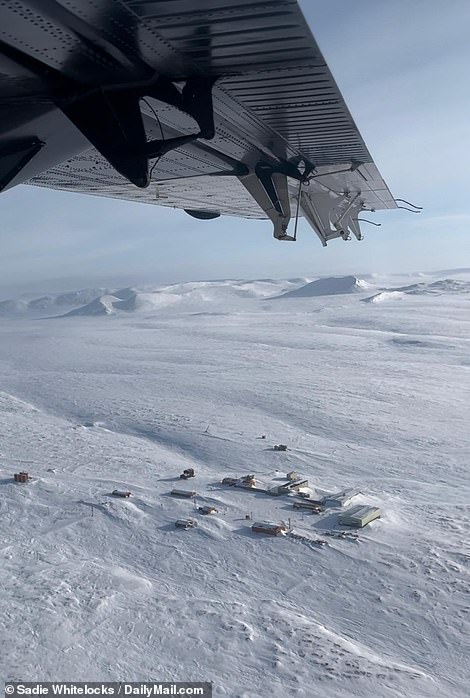 انتهى الأمر بسادي بالهبوط على المدرج الجليدي للقاعدة عبر طائرة خاصة مستأجرة