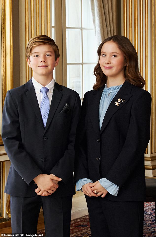 تم إصدار هذه الصورة بمناسبة عيد ميلاد التوأم الثالث عشر، وهي صور الأمير فنسنت والأميرة جوزفين يقفان معًا - لكن الناس لا يعتقدون أنها شرعية
