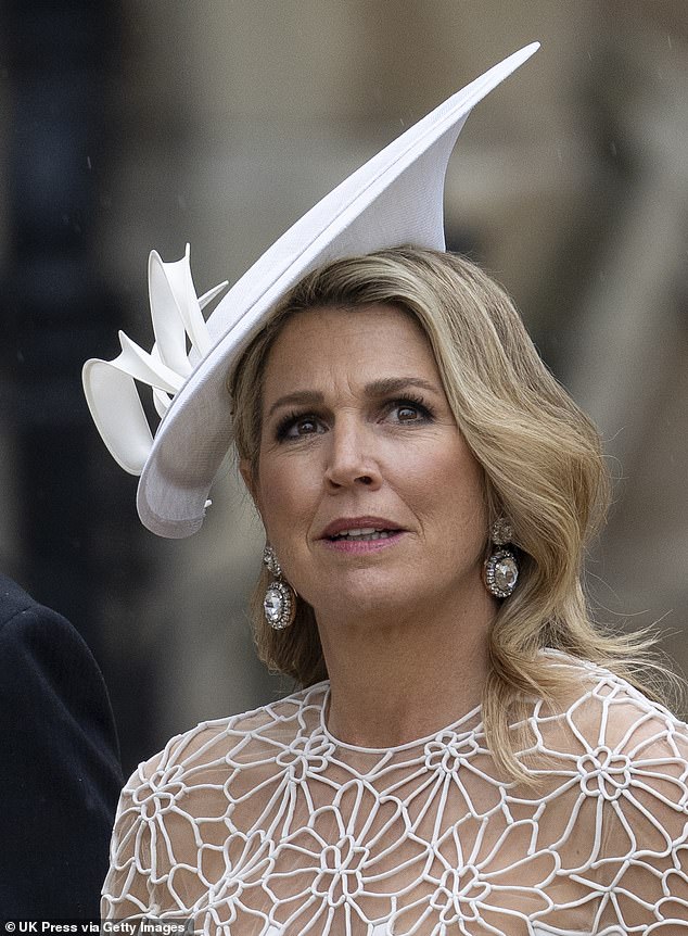 الملكة ماكسيما ملكة هولندا تحضر حفل التتويج.  الأقراط مرصعة بالماس من تاج ستيوارت الخاص بالملكية الهولندية