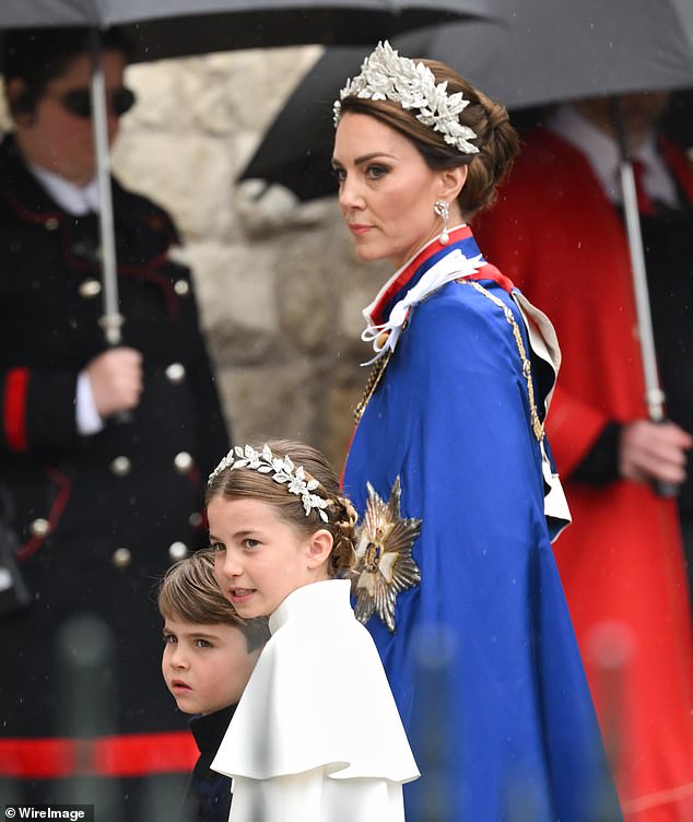 تم تنسيق غطاء رأس الأمير شارلوت مع تلك التي كانت ترتديها والدتها
