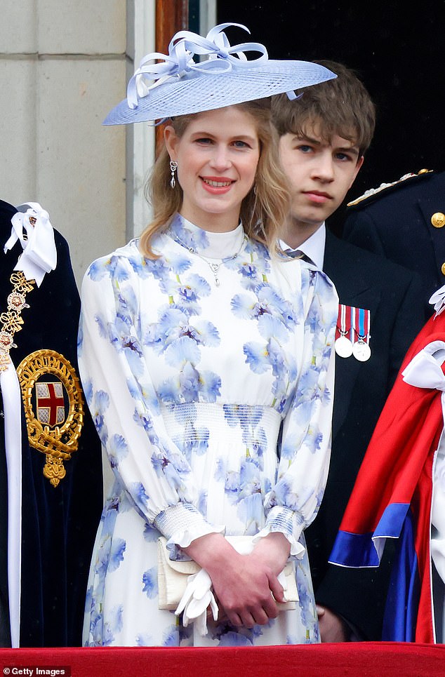 السيدة لويز وندسور وجيمس، إيرل ويسيكس يشاهدان تحليقًا لسلاح الجو الملكي البريطاني من شرفة قصر باكنغهام في 6 مايو