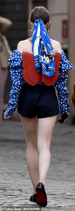 كانت ليلي، التي تميل شخصيتها دائمًا إلى الإكسسوارات الغريبة، تحمل متعلقاتها في حقيبة ظهر حمراء على شكل فراشة