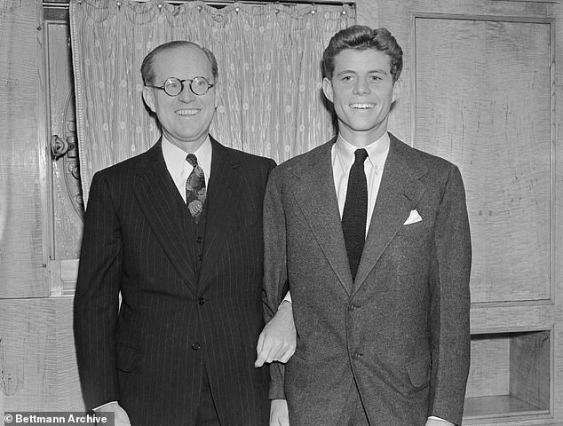 جوزيف كينيدي، السفير لدى محكمة سانت جيمس، يقف مع ابنه جون 