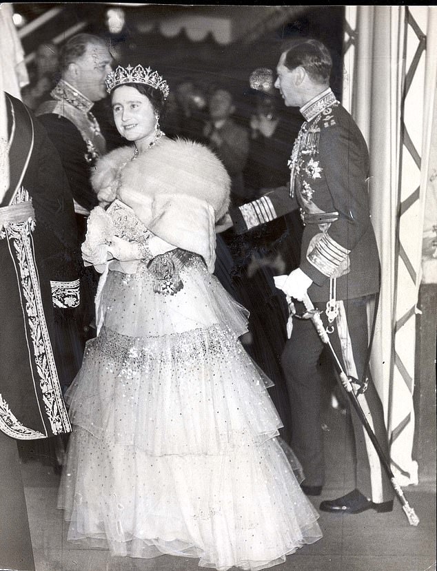 وصول جورج السادس والملكة إليزابيث إلى السفارة الفرنسية عام 1939