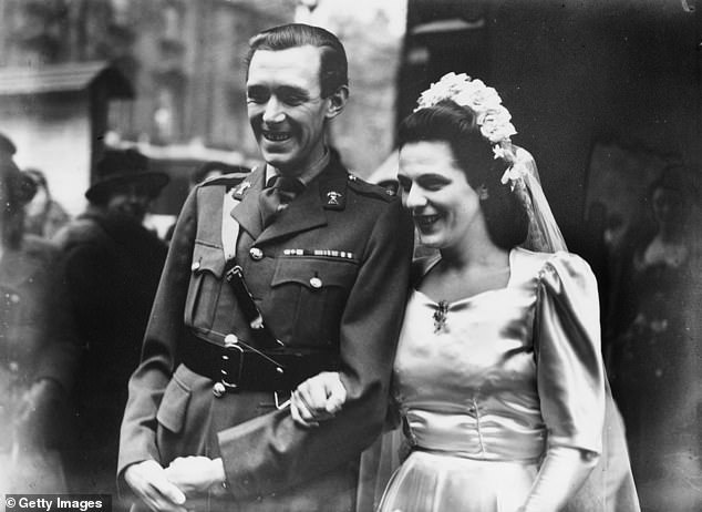 تزوج الرائد بروس شاند من روزاليند كوبيت في كنيسة القديس بولس، نايتسبريدج، عام 1946.