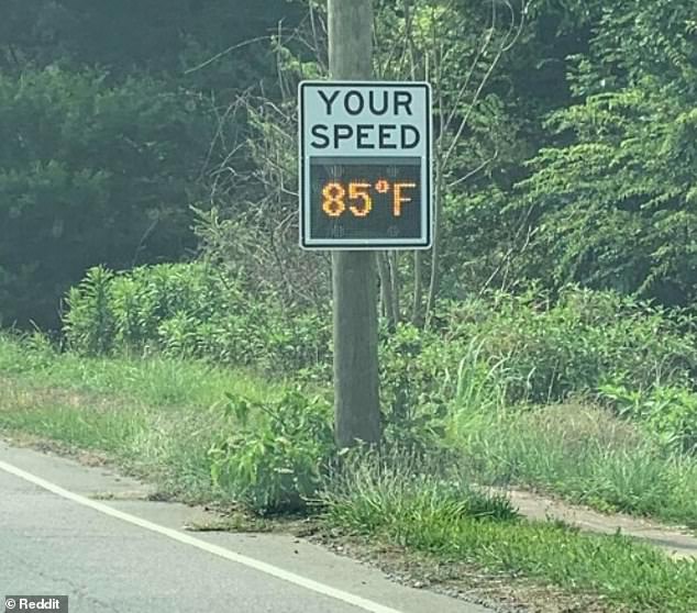 الطريق إلى الجحيم!  لافتة الطريق هذه، التي يُعتقد أنها في الولايات المتحدة، تخبر السائقين بدرجة الحرارة في الخارج، وليس سرعتهم