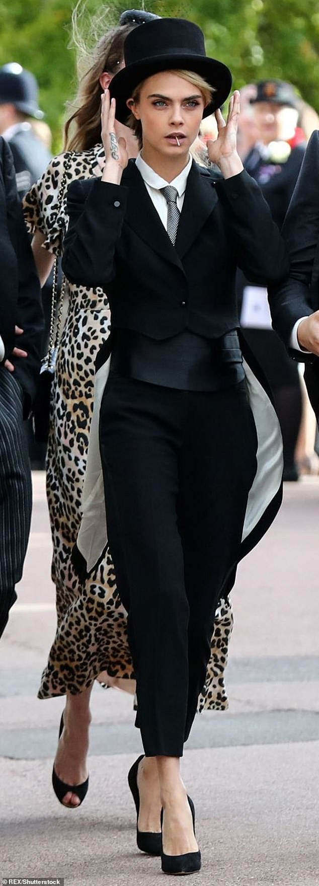 كارا ديليفين، التي تمت دعوتها لحضور حفل زفاف الأميرة يوجيني في عام 2018، أذهلت العروس الملكية تمامًا من خلال ظهورها بقبعة عالية وذيول