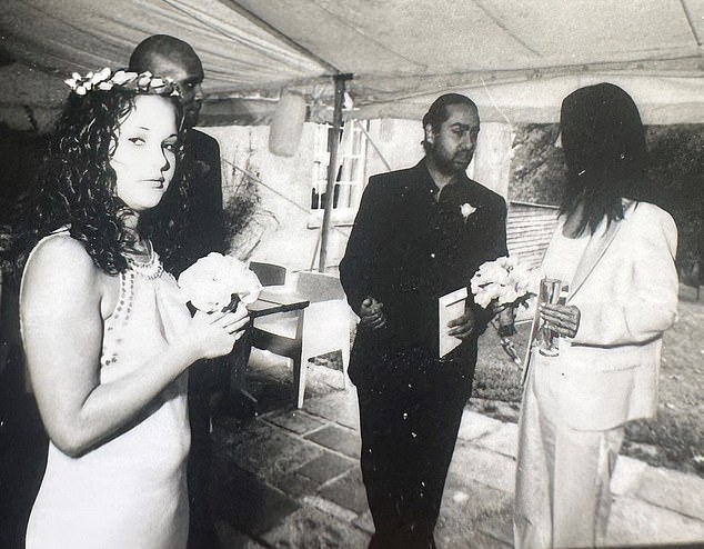 ارتدت ليز جونز بدلة بيضاء في حفل زفافها في عام 2002 بينما كانت ابنة أختها آنا رؤية في ثوب ألبرتا فيريتي وحذاء جينا