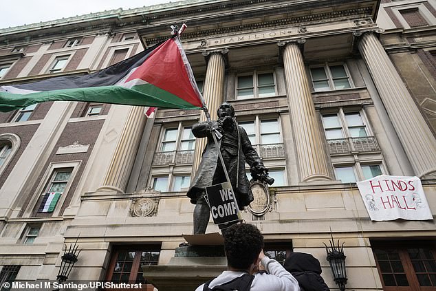ويمثل الاحتلال تصعيدا للاضطرابات التي هزت كولومبيا منذ 17 أبريل عندما نصب معسكر.  في الصورة: العلم الفلسطيني يلوح من تمثال ألكسندر هاميلتون خارج قاعة هاميلتون في 30 أبريل