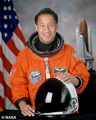 أعلاه، صورة ناسا للدكتور لو تم التقاطها خلال مسيرته المهنية كرائد فضاء في 10 أكتوبر 2000