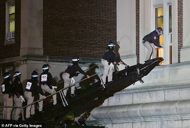 قام رجال شرطة من شرطة نيويورك يرتدون ملابس مكافحة الشغب باقتحام نافذة مبنى جامعة كولومبيا الذي يشغله العشرات من المتظاهرين المؤيدين لفلسطين لبدء إخلاءهم